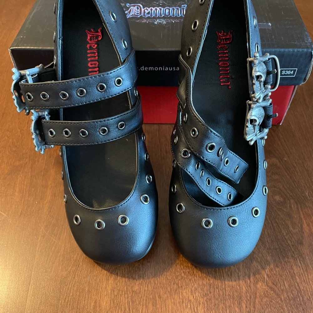 Demonia flats